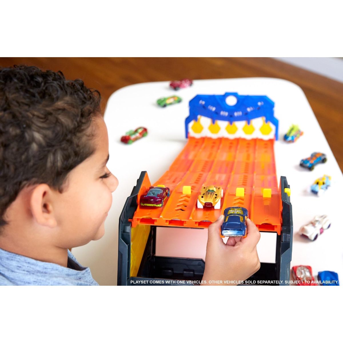 Hot Wheels | Maletín con pista de 5 carriles y espacio para 80 autos
