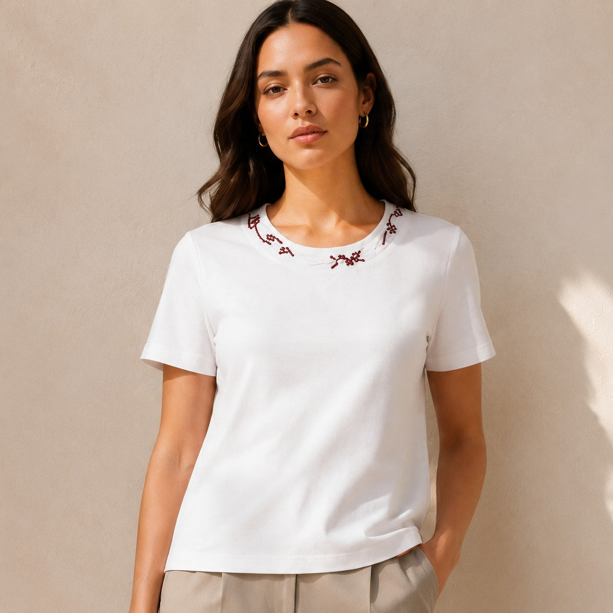 Olea | Camiseta Bordada de Algodón en Blanco