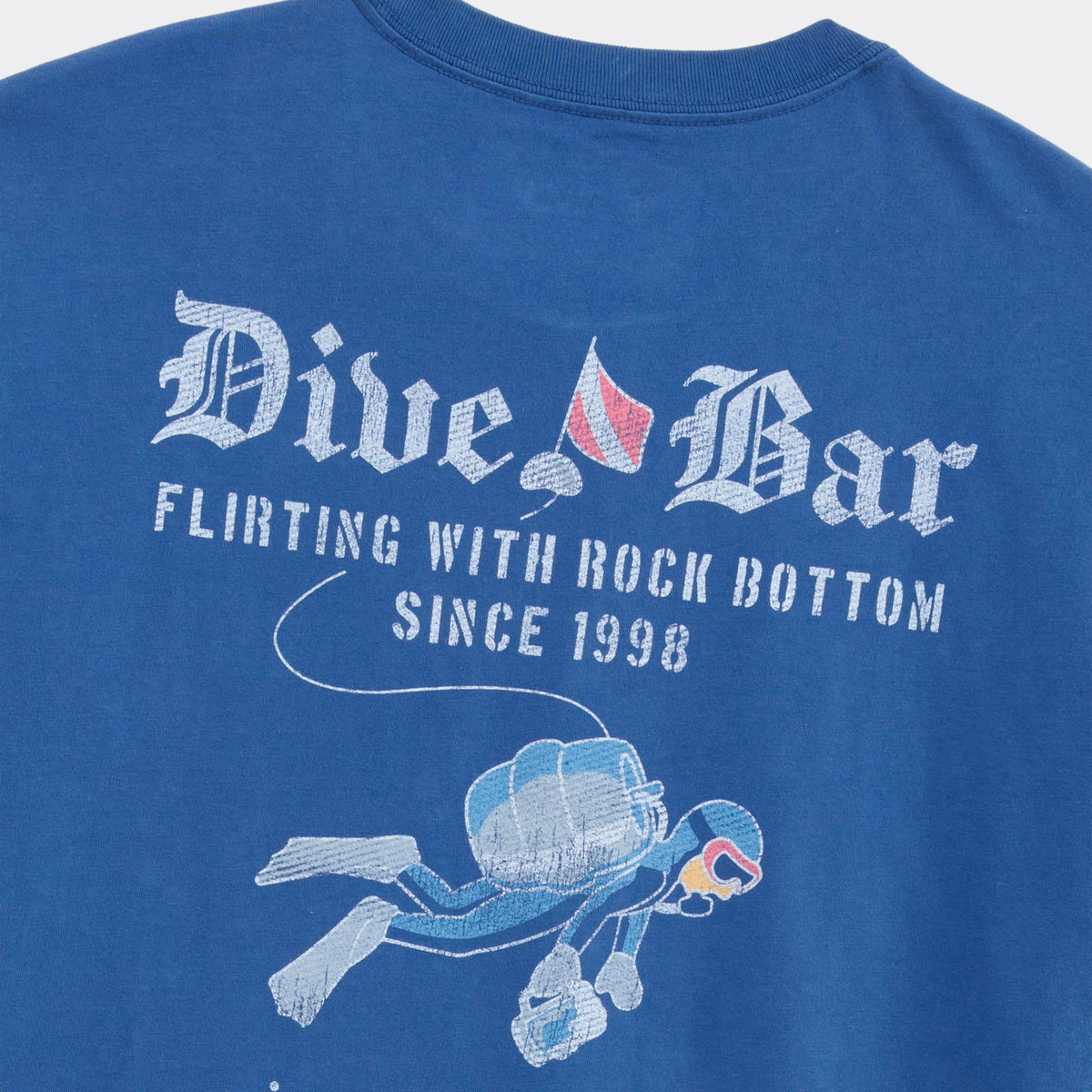 Vineyard Vines | Camiseta de manga corta con bolsillo Dive Bar Since 98 para hombre