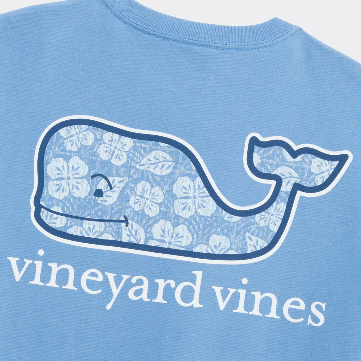 Vineyard Vines | Camiseta de manga corta con bolsillo Tiki Woodblock Whale para hombre