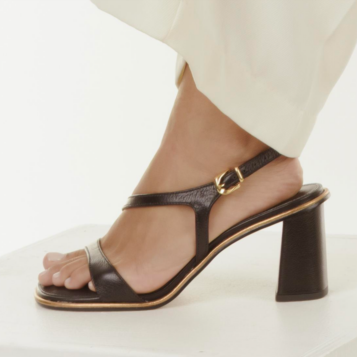 Ferrucci | Sandalia Capellada Asimétrica Taco Alto