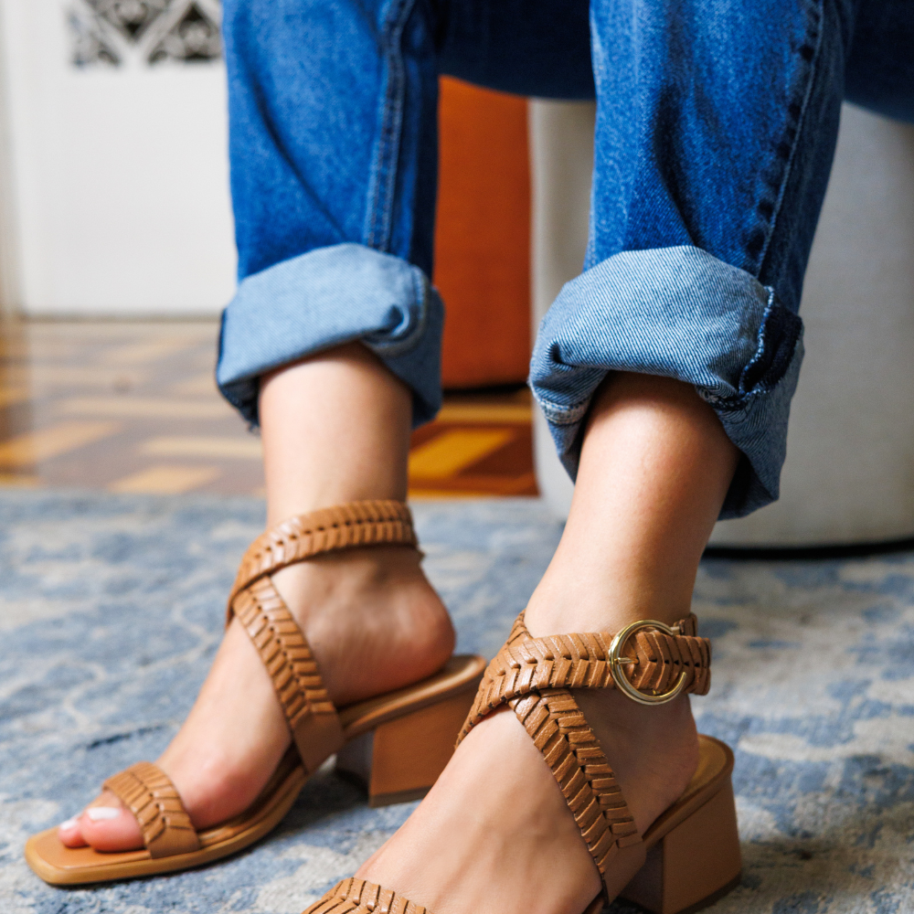 Sandalia Taco Bloque Detalle Handamade Camel Ferrucci - vista 4