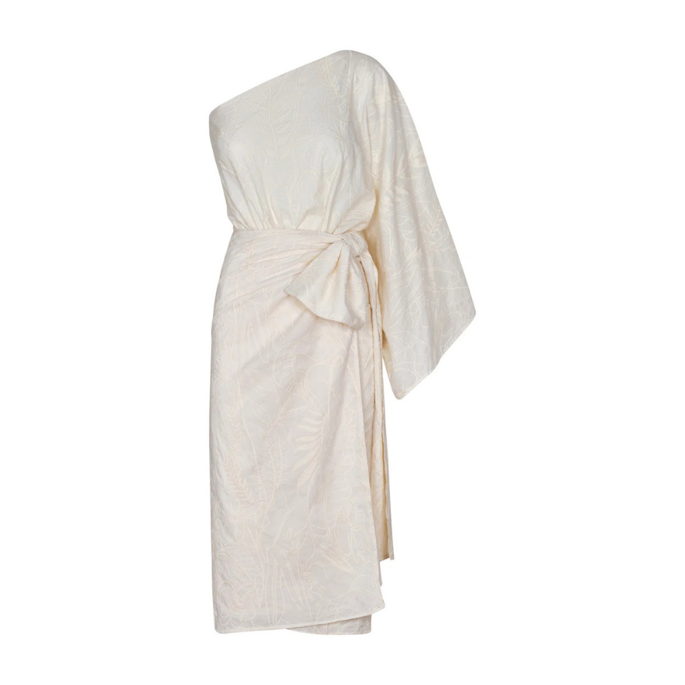 Vestido Isla del Sol kimono un hombro bordado natural - vista frontal manga kimono nudo frontal cintura