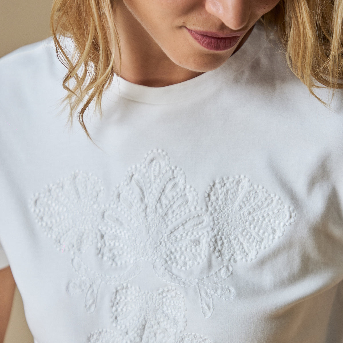 Esprit | Camiseta bordada con cuello redondo
