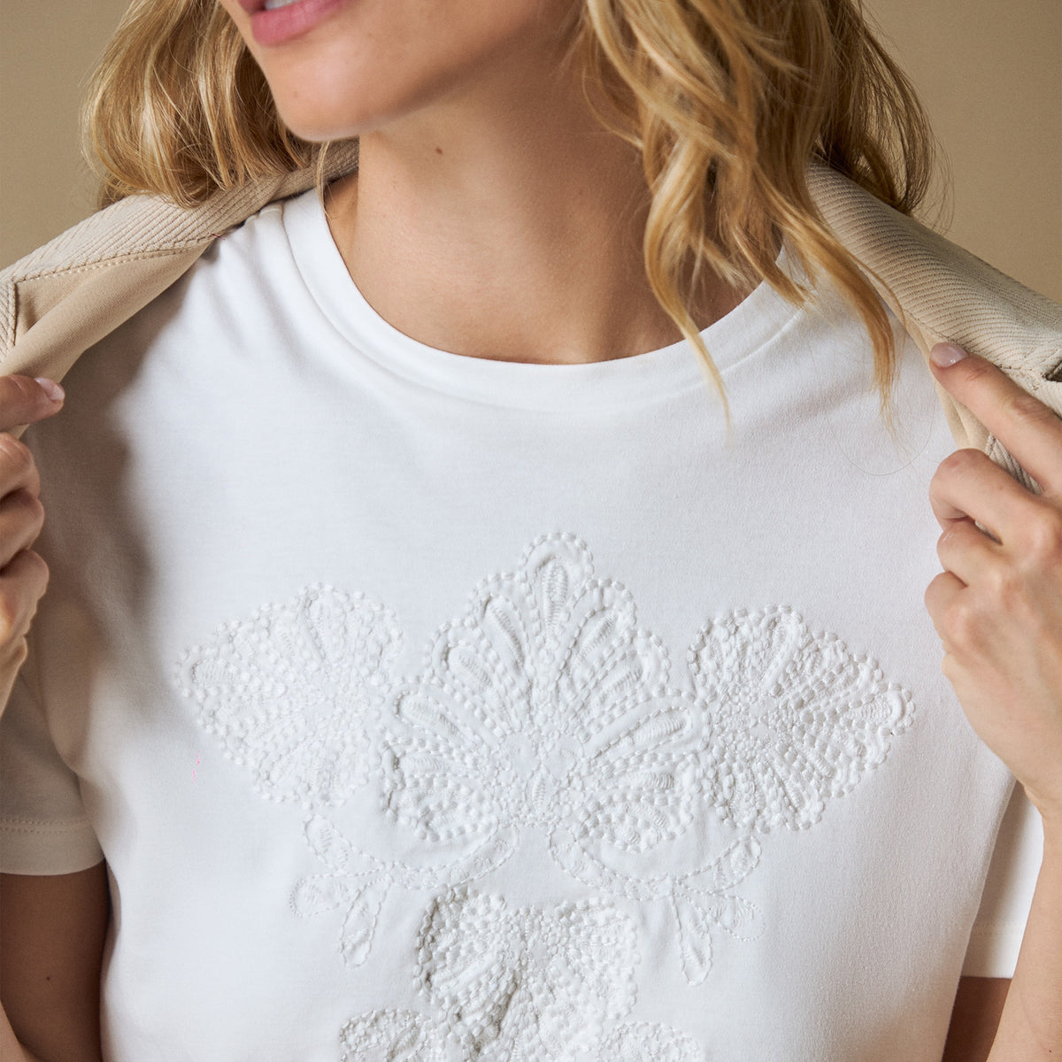 Esprit | Camiseta bordada con cuello redondo