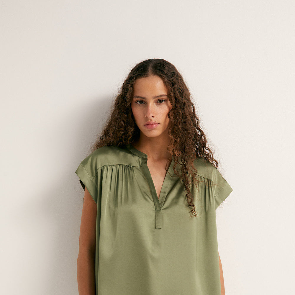 Sfera | Top Satinado con Cuello en Pico para Dama