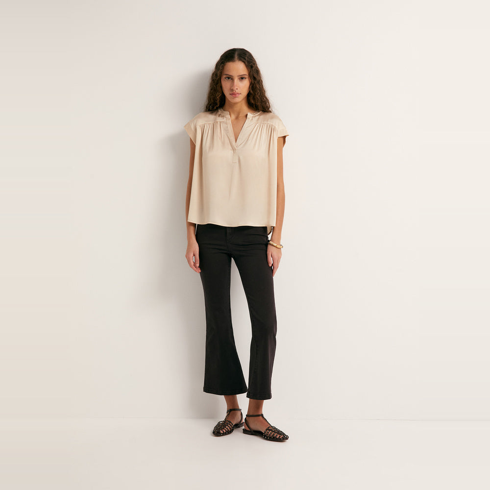 Sfera | Top Satinado con Cuello en Pico para Dama