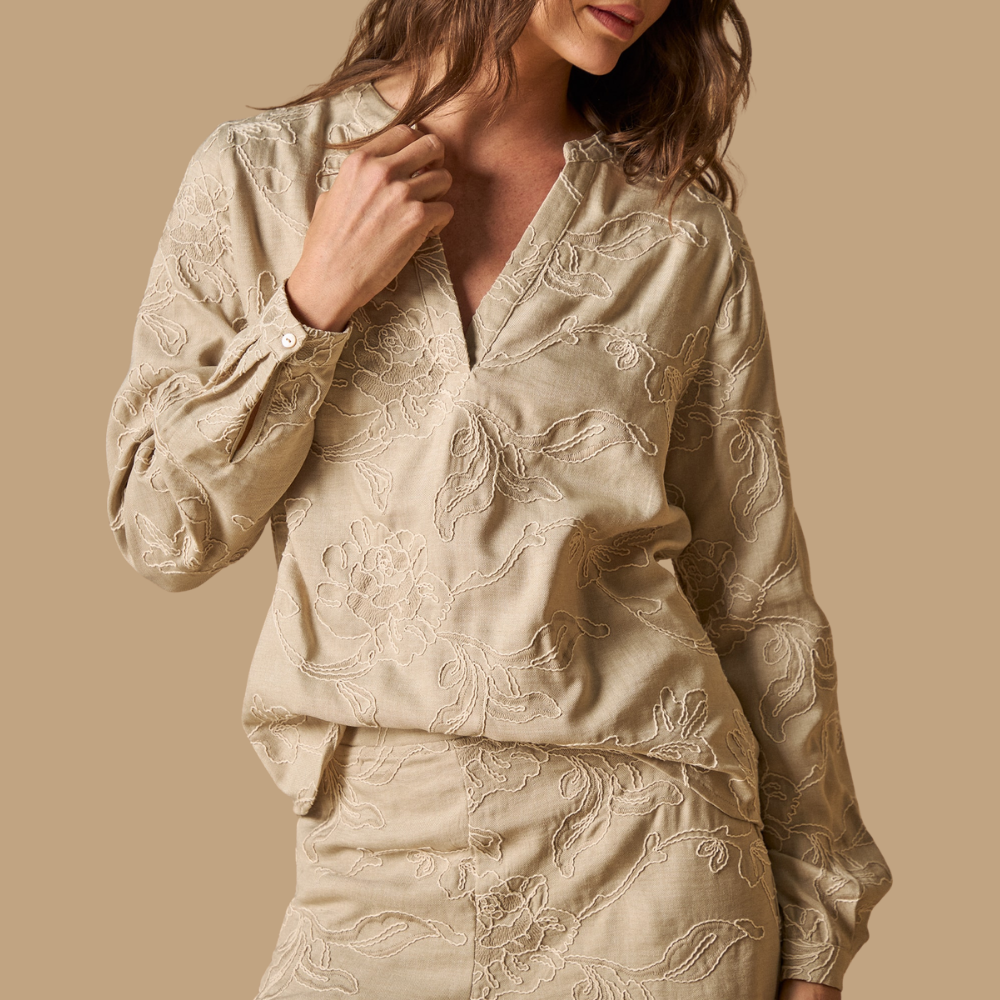 Esprit | Camisa Bordados Florales Manga Larga para Dama