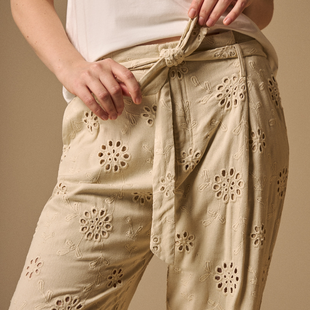 Esprit | Pantalón con Bordados Florales