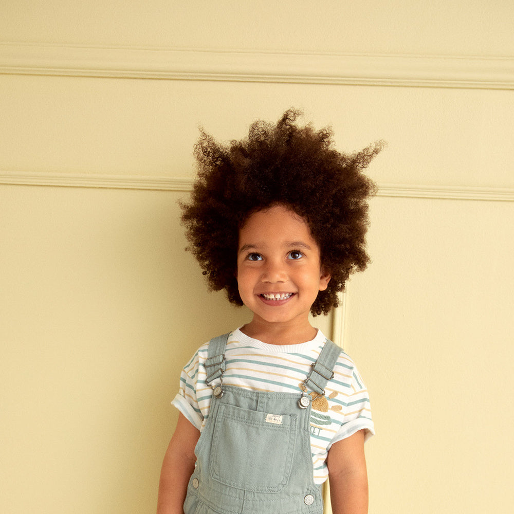 peto denim con tirantes ajustables Caqui