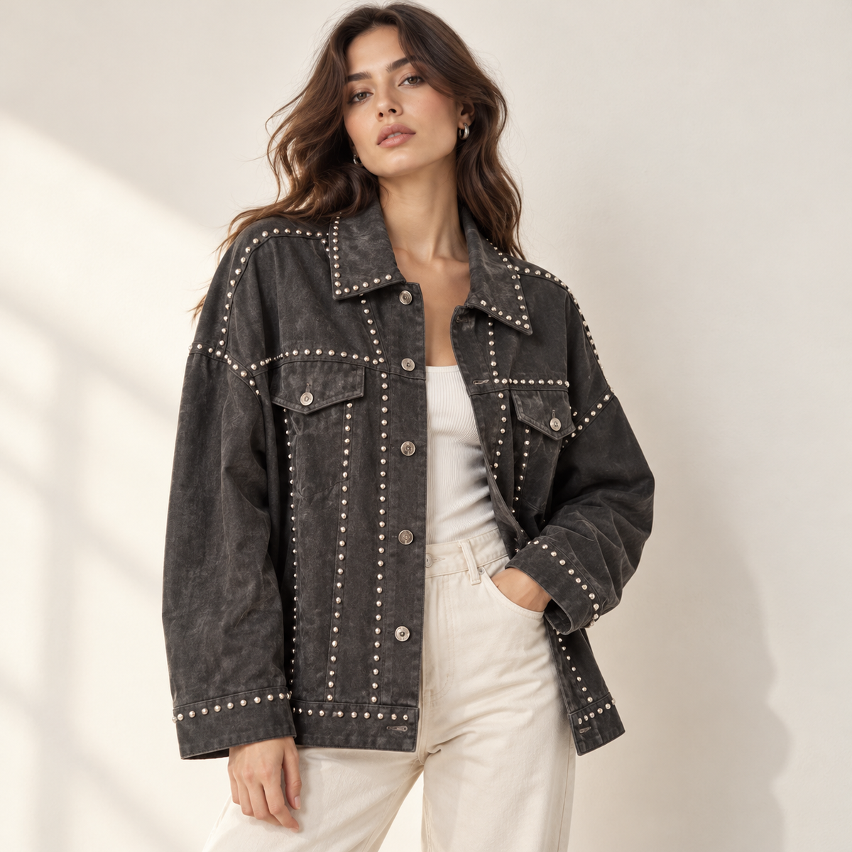 Olea | Chaqueta Oversized Gris con Tachuelas Plateadas para Dama
