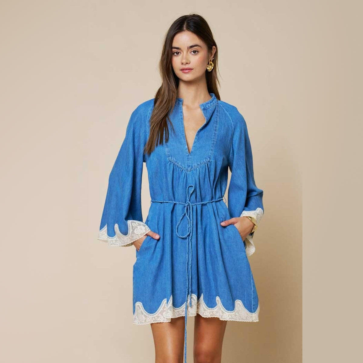 Vestido Mini de Denim con Cinturón y Encaje para Dama