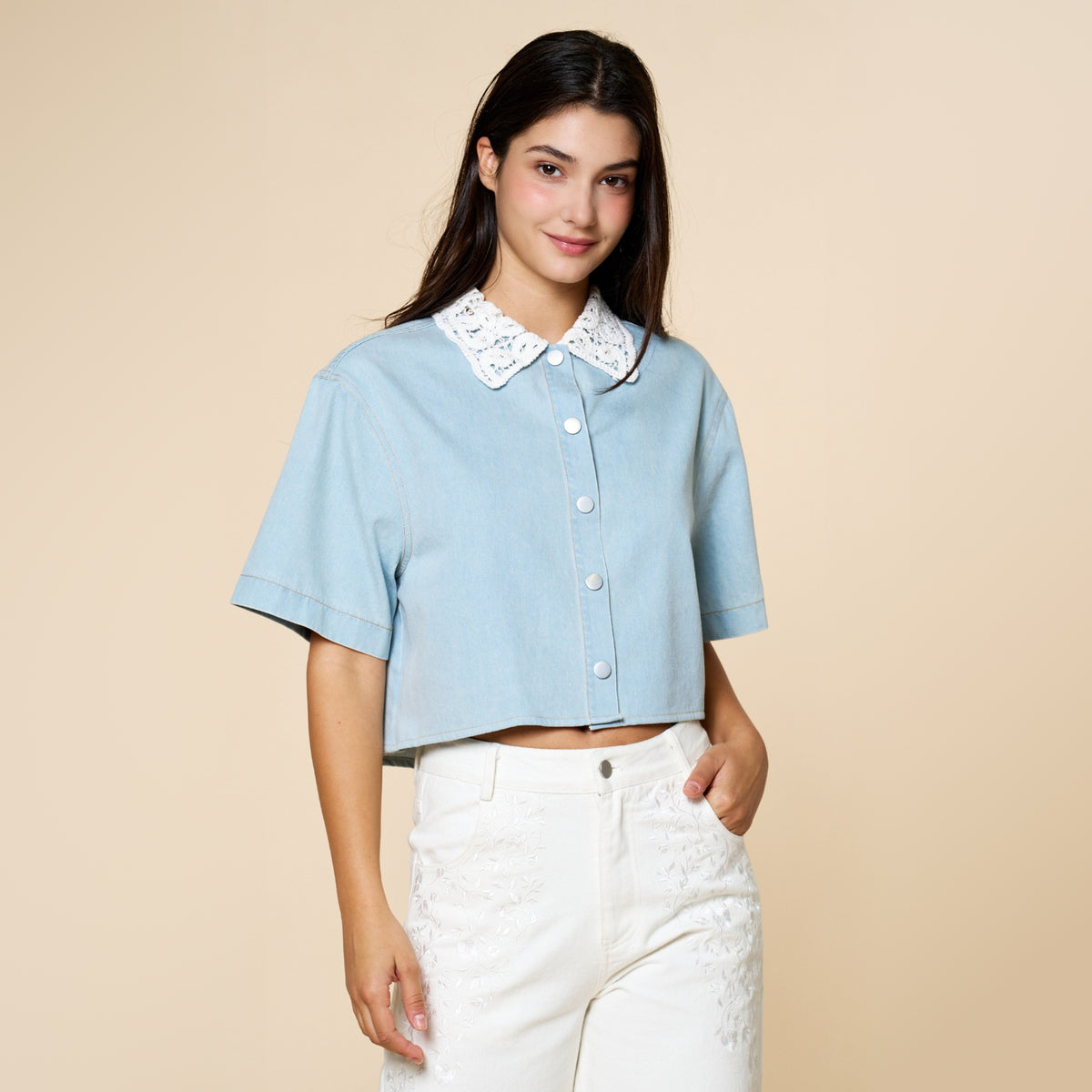 Camisa de Denim con Cuello de Encaje Tejido para Dama