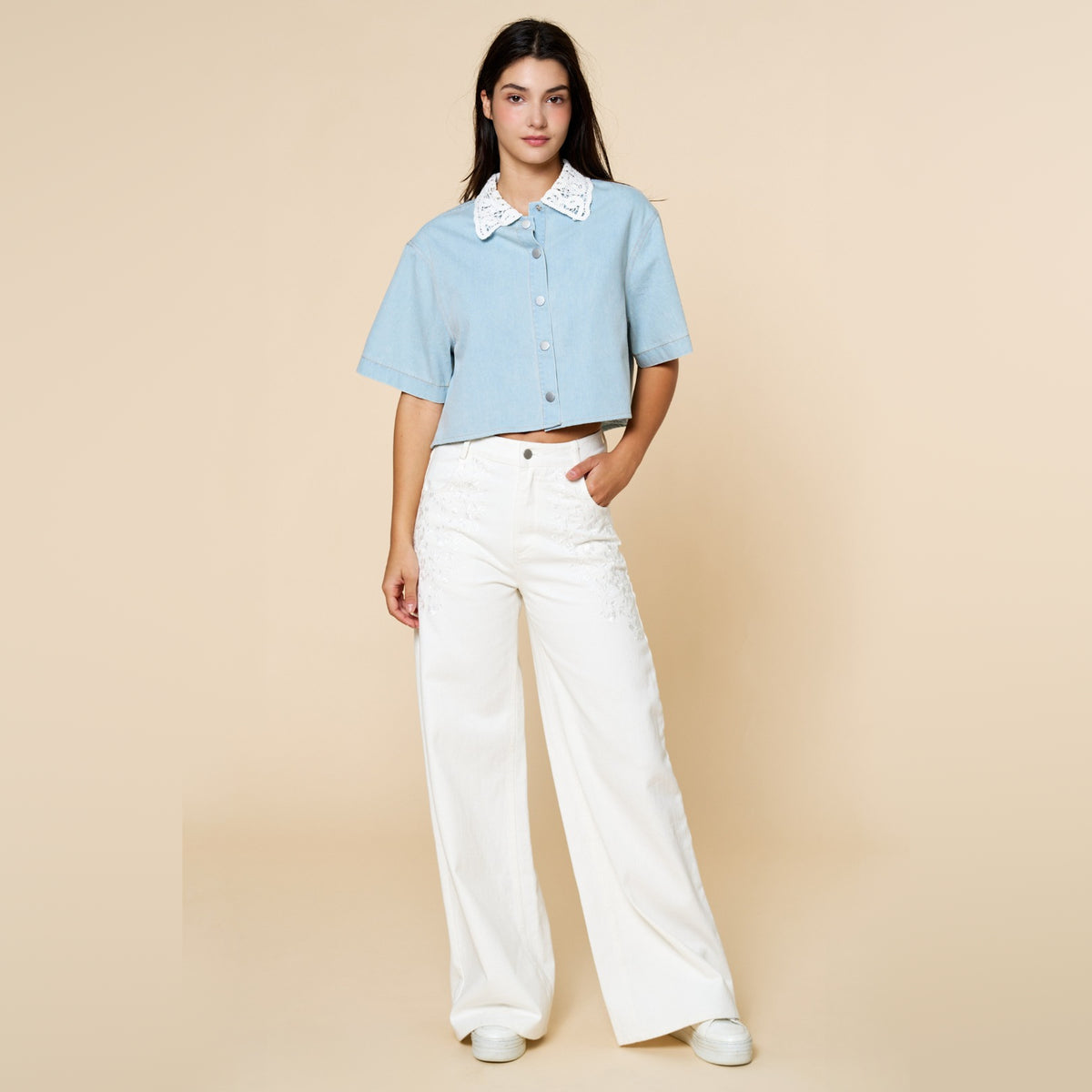 Camisa de Denim con Cuello de Encaje Tejido para Dama