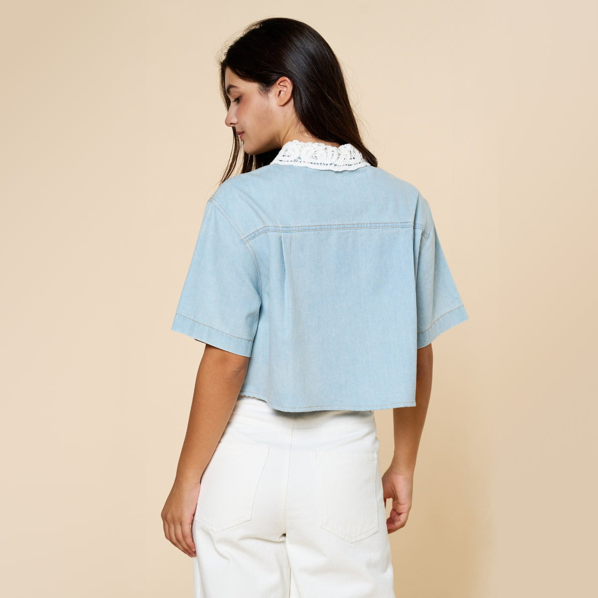 Camisa de Denim con Cuello de Encaje Tejido para Dama