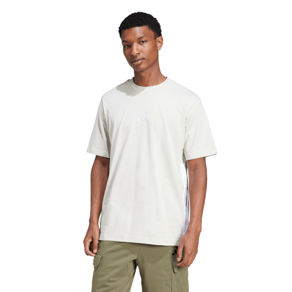 Adidas | Una playera versátil con un diseño deportivo.