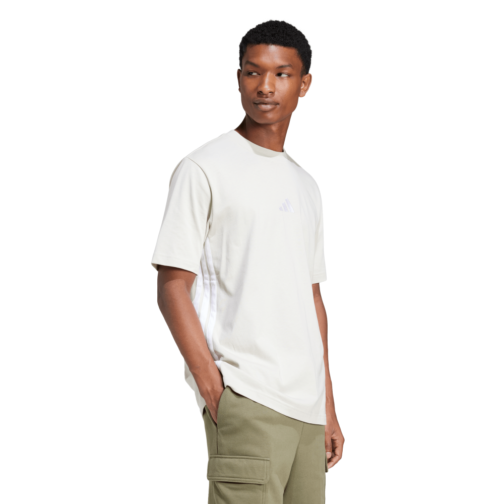 Adidas | Una playera versátil con un diseño deportivo.