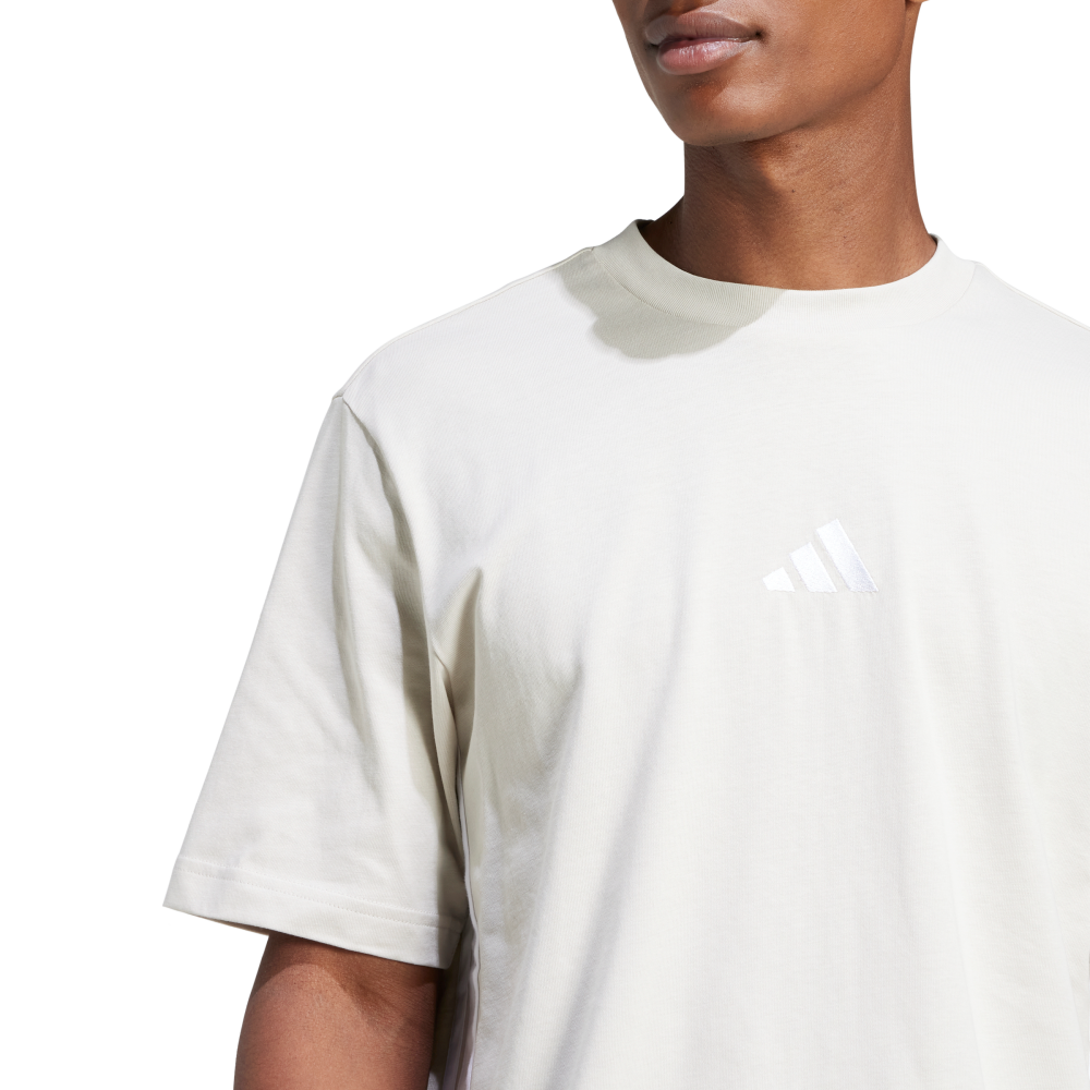 Adidas | Una playera versátil con un diseño deportivo.