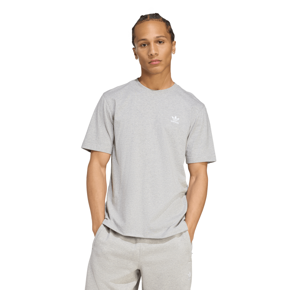 Adidas | Una Playera destaca el logo del Trifolio.