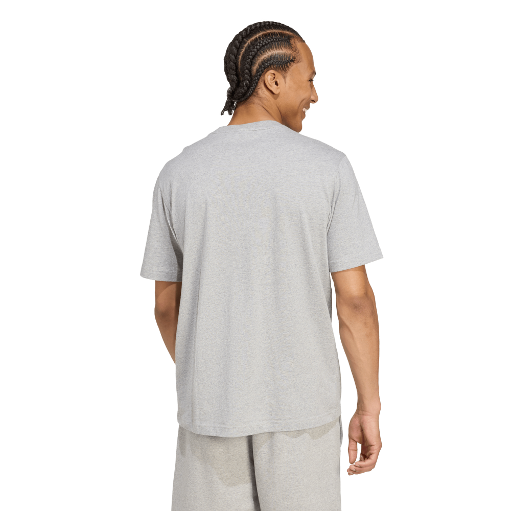 Adidas | Una Playera destaca el logo del Trifolio.