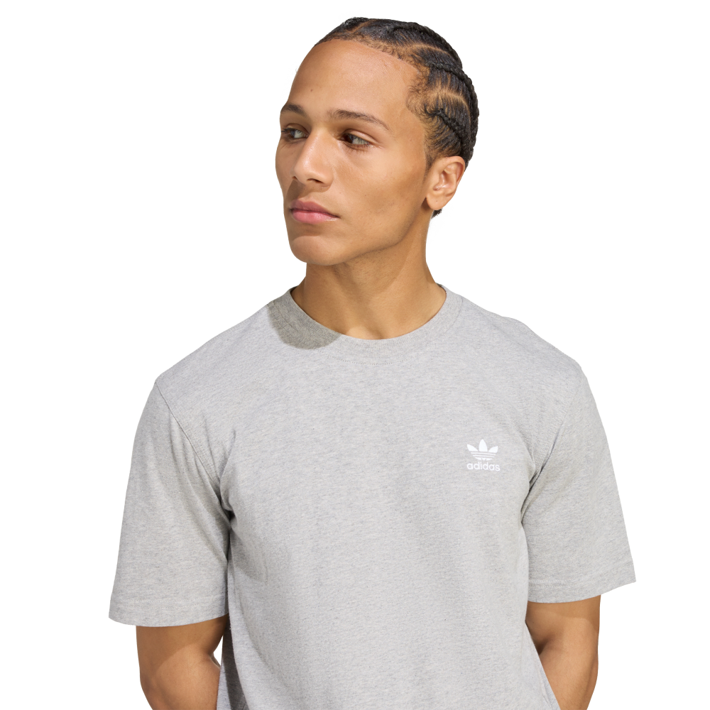 Adidas | Una Playera destaca el logo del Trifolio.