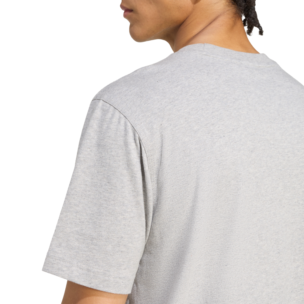 Adidas | Una Playera destaca el logo del Trifolio.