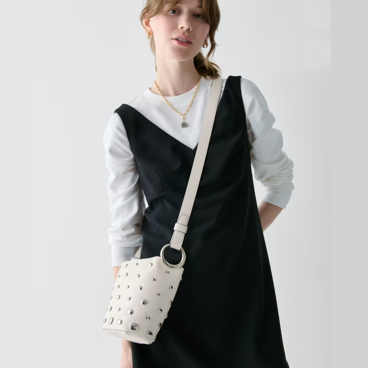 Kate Spade | Bolso bucket mini Halo con tachas – Crema