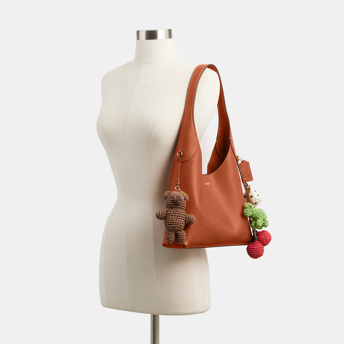 Coach  |  Bolso de hombro Brooklyn 28 con dijes