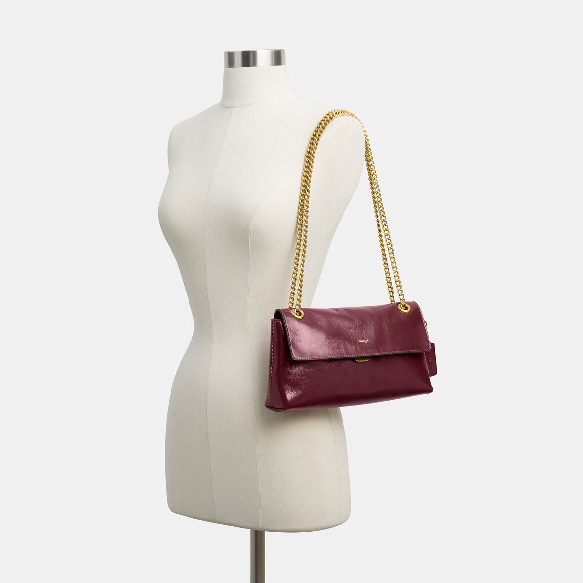 Coach | Bolso Chelsea 26 de Cuero Brillante con Cadena