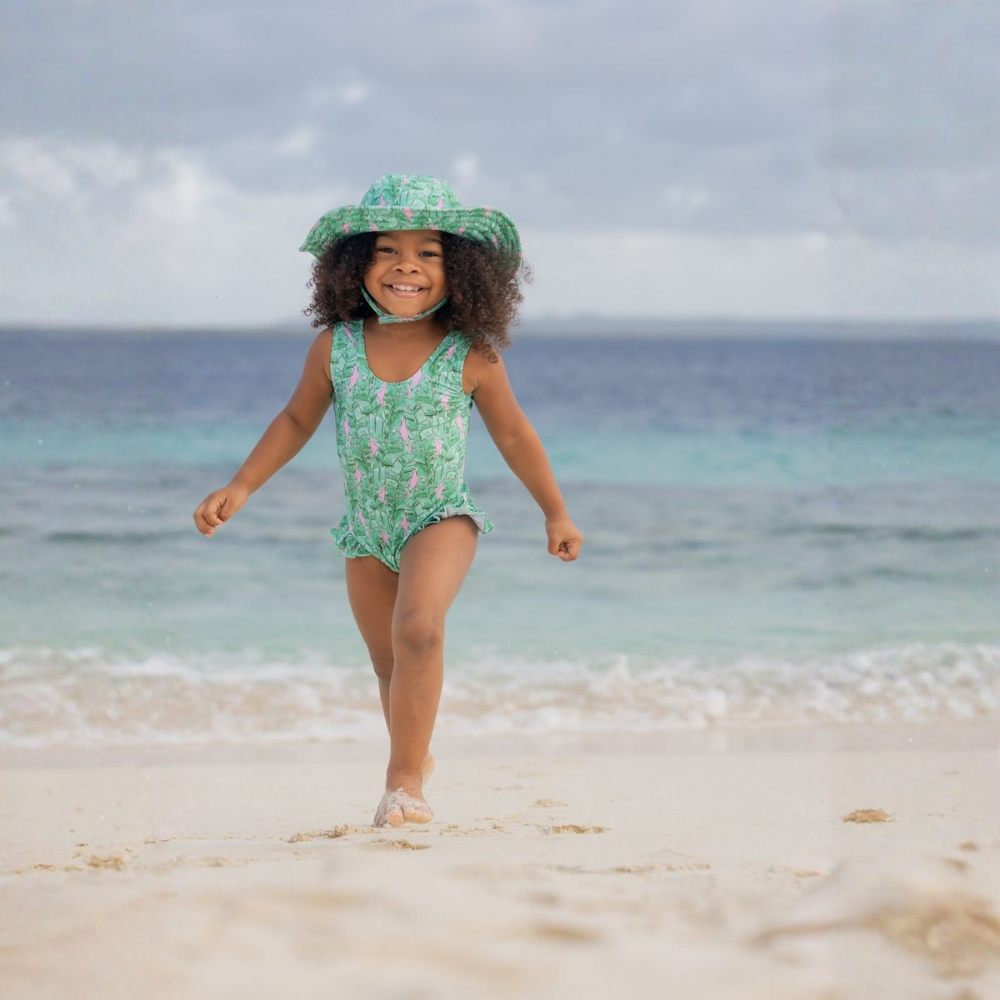 Flap Happy | Traje de Baño Delaney con Volantes en la Cadera UPF 50 Hojas Tropicales