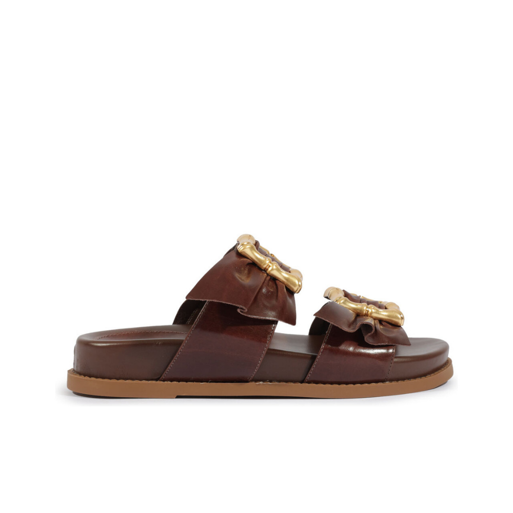 Schutz |  Sandalia Flat en Cuero con Herraje Dorado