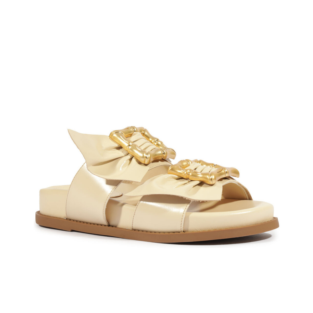 Schutz |  Sandalia Flat en Cuero Marfil con Herraje Dorado