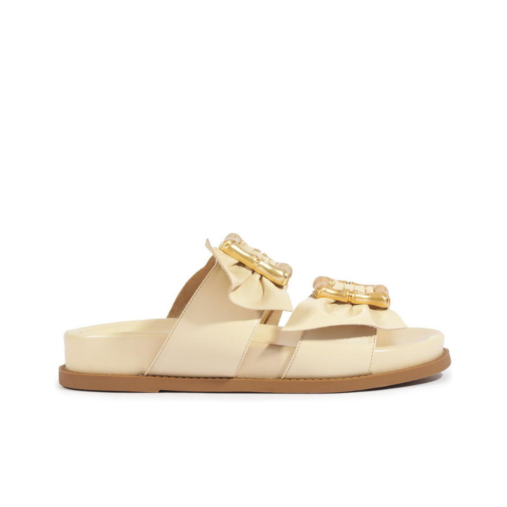 Schutz |  Sandalia Flat en Cuero Marfil con Herraje Dorado