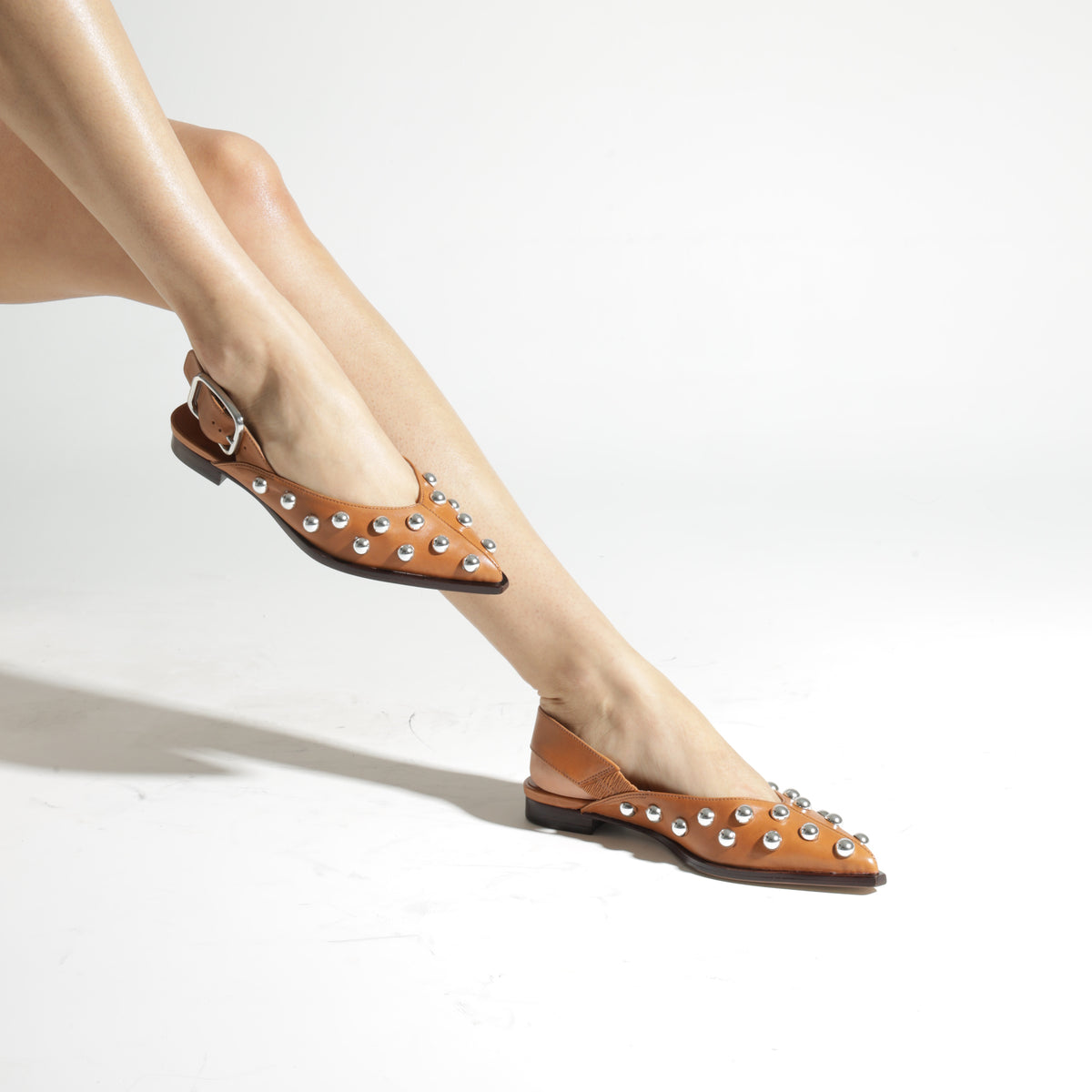 Schutz | Bailarina slingback con esferas metálicas - Cuero marrón
