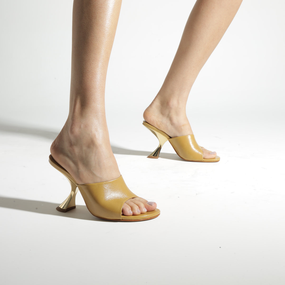 Schutz | Sandalia mule de tacón escultural - Crema