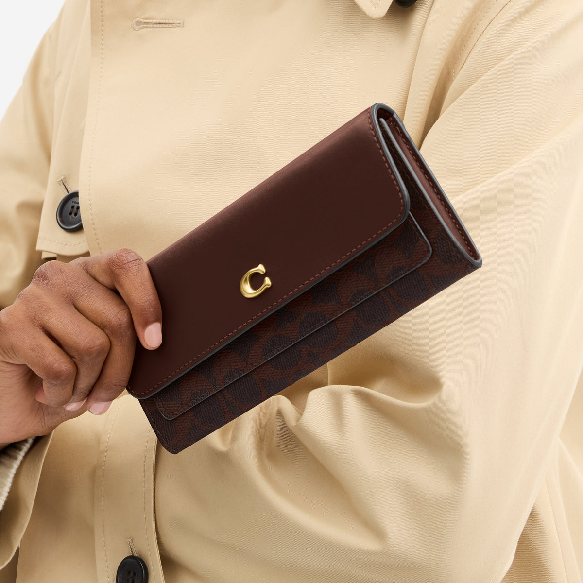 Coach  |  Cartera Mila con solapa larga en lona de firma