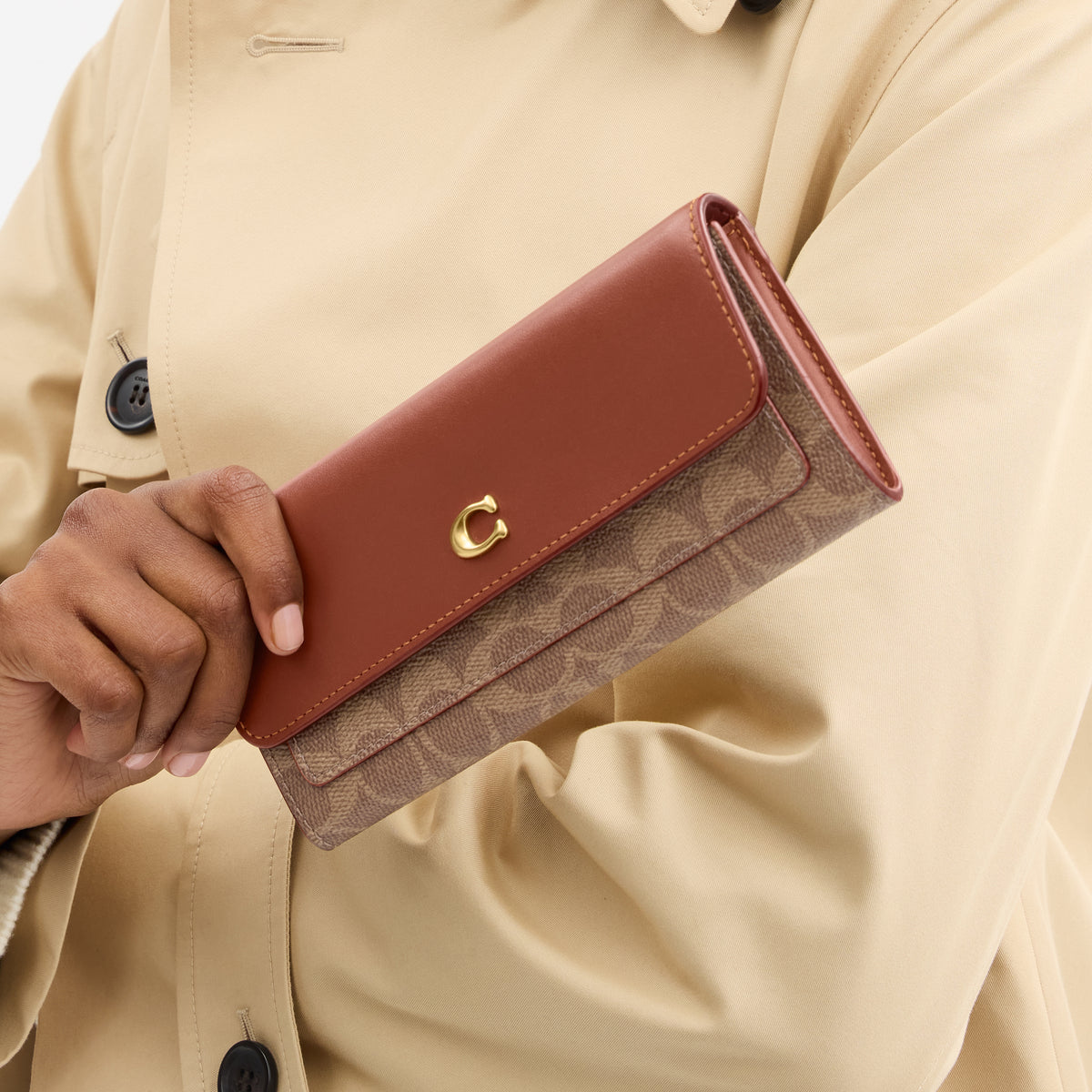 Coach  |  Cartera Mila con solapa larga en lona de firma