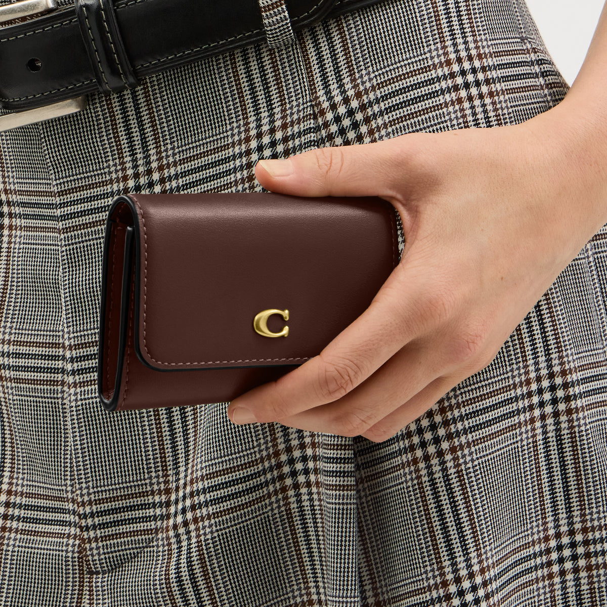 Coach | Tarjetero Essential con Solapa de Cuero Refinado