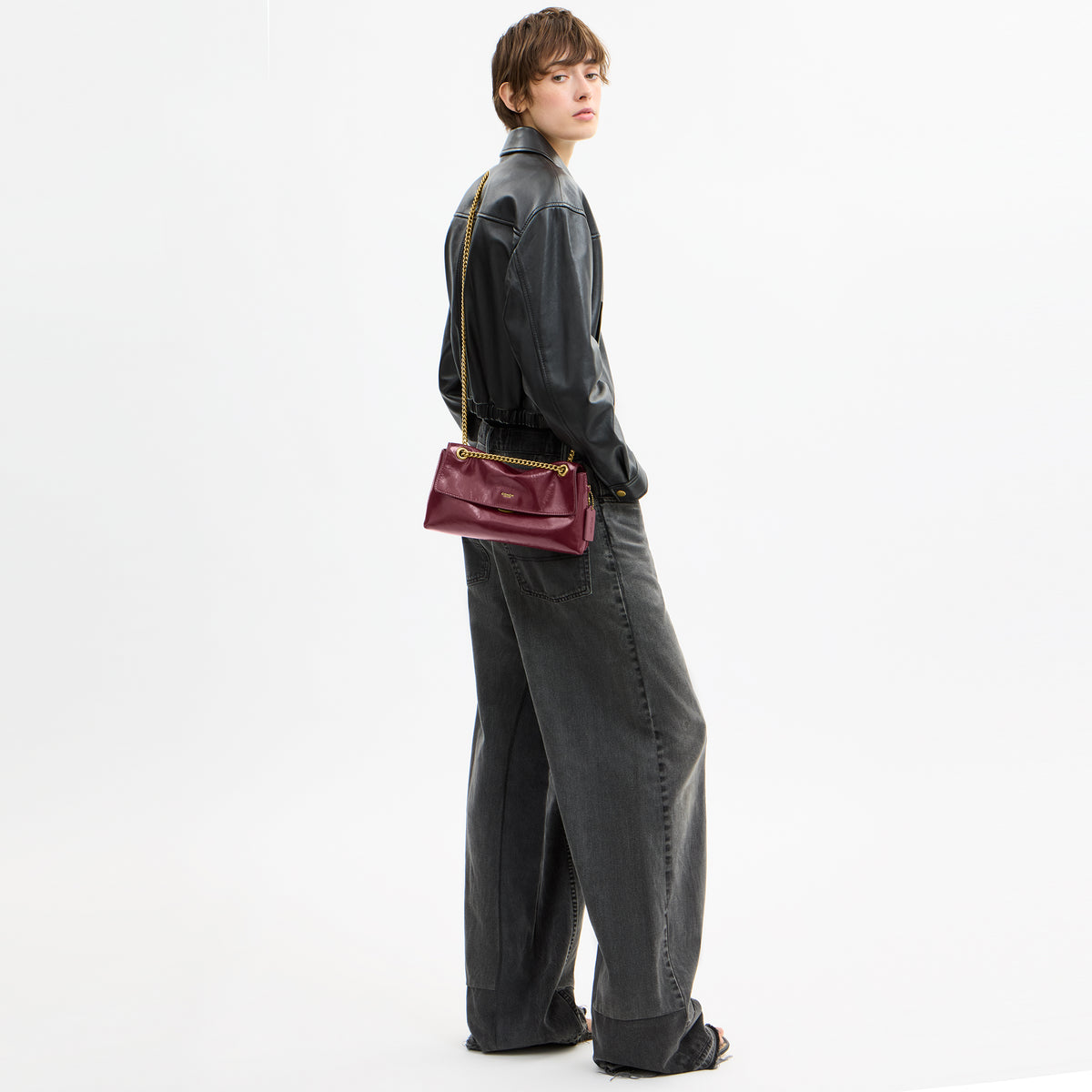 Coach | Bolso Chelsea 26 de Cuero Brillante con Cadena